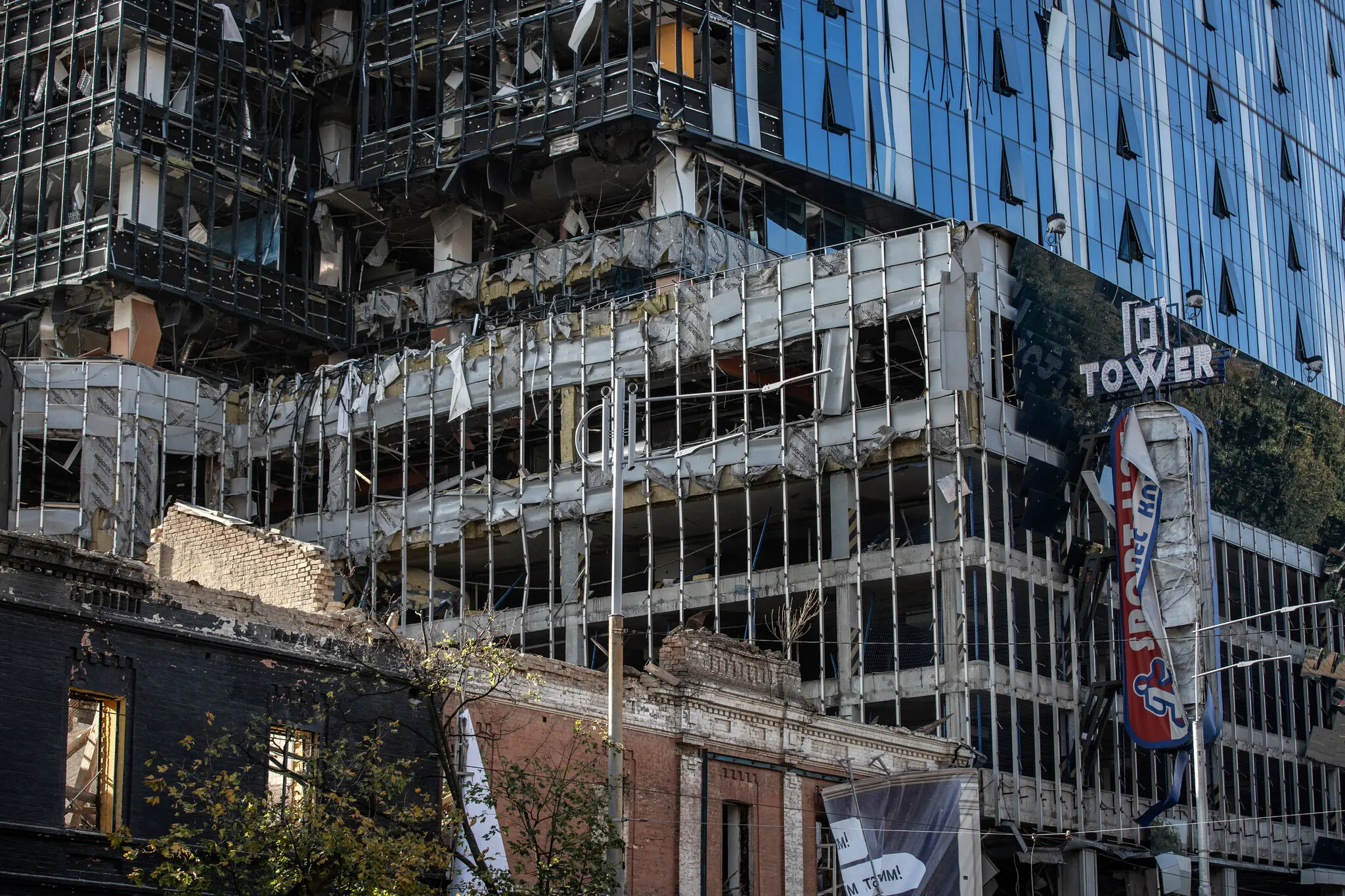 Українська електроенергетична компанія намагається відремонтувати мережу, яка піддається постійним атакам